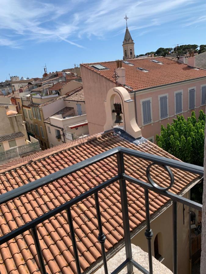 Les Toits De Sanary Et La Mer Экстерьер фото